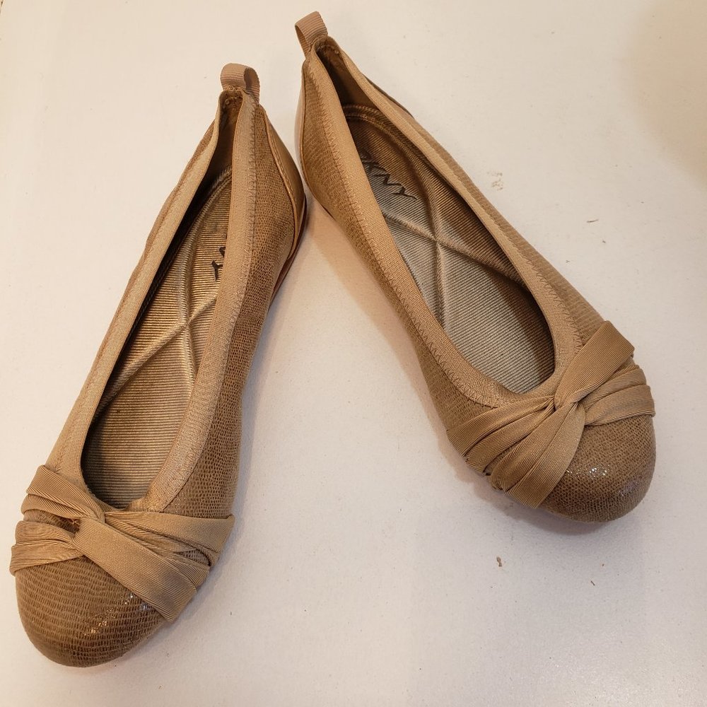 9 DKNY Patent Leather Flats like new shoes